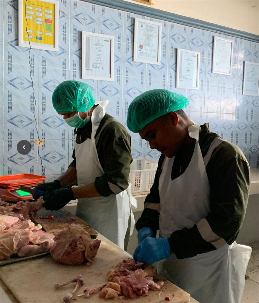 Proses parting dan penimbangan ayam di RPU Wahyu Utama